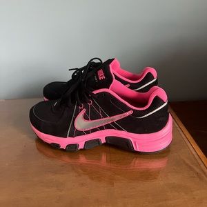 Hot pink and black Nike Run 5, Girls size 5.5 which is equal to women’s size 7
